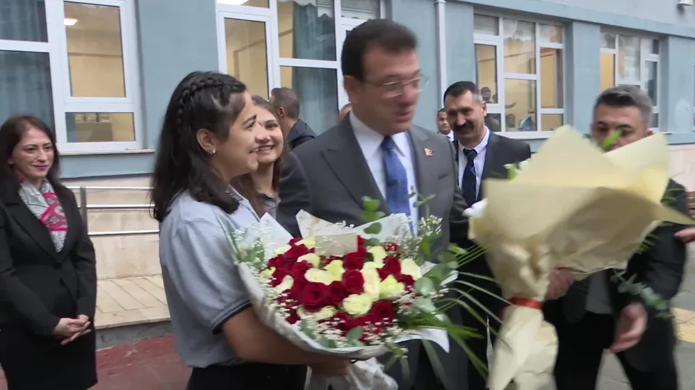 Okulda İmamoğlu Coşkusu  İmamoğlu’ndan Öğrencilere:  Hakkınızı Hukukunuzu İyi Öğrenin