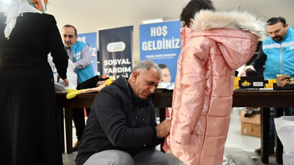 Esenyurt Belediyesi’nden 6 Bin Çocuğa Mont Ve Bot Yardımı