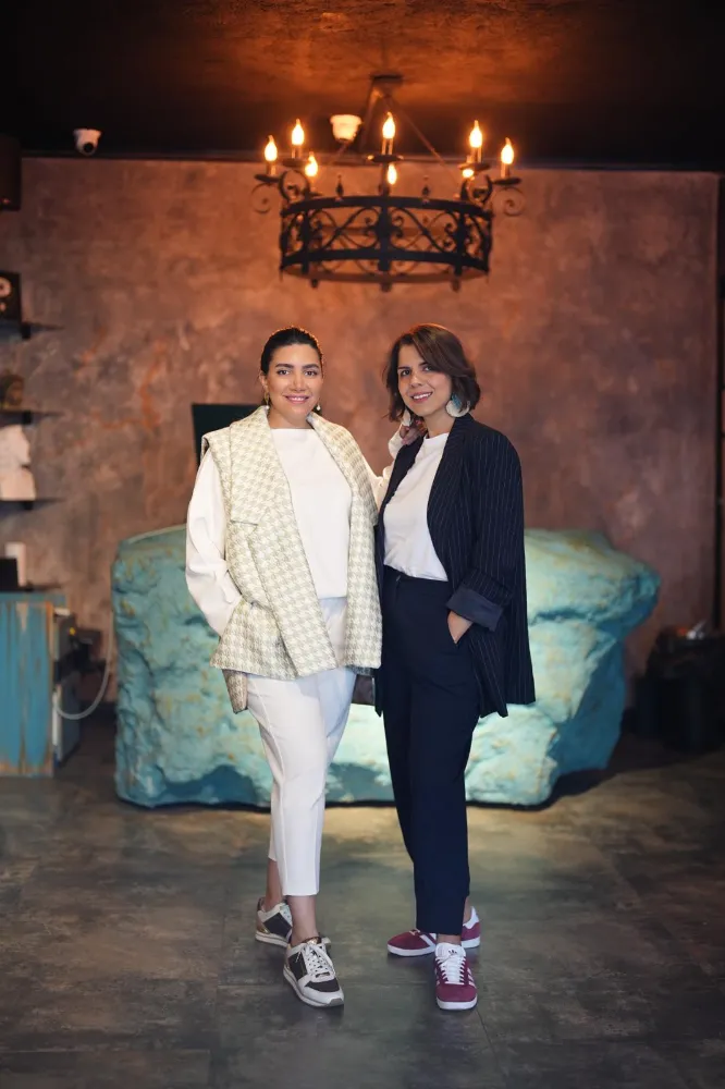 Oyra Saja ve Parastoo Vafaie tarafından düzenlenen 