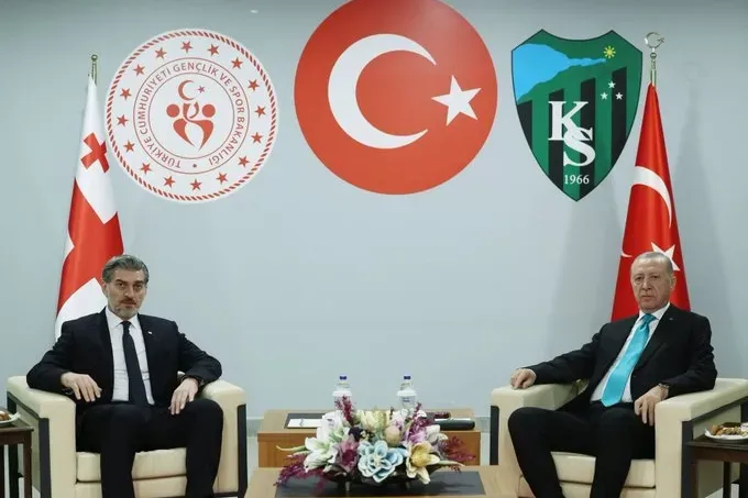 Erdoğan, Gürcistan Cumhurbaşkanı ile Maç Öncesinde Bir Araya Geldi